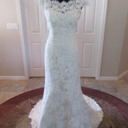 Scoop Cap-sleeved Lace Mermaid Wedding Dress..